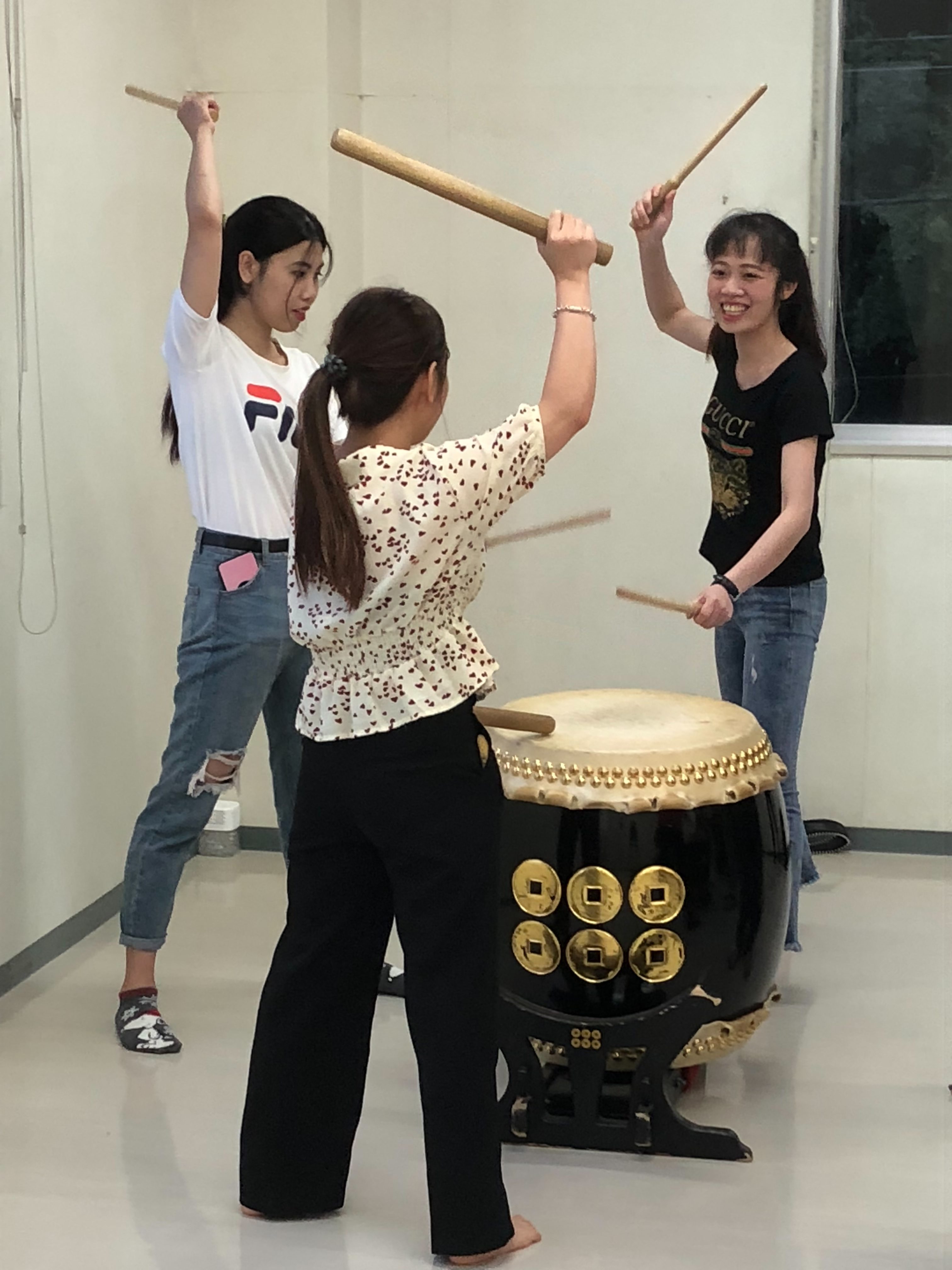 日本の伝統楽器「和太鼓」を叩く体験をしました！